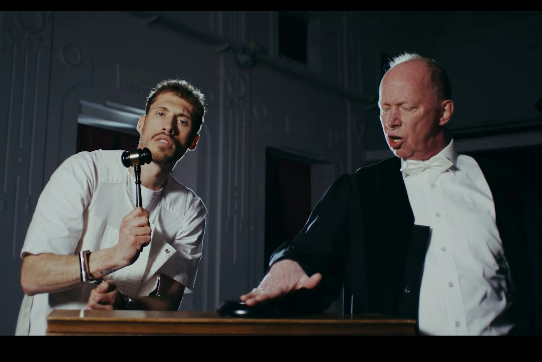 Neues Duo: Rapper GReeeN und Richter Müller in ihrem Clip zu „Entkriminalisierung sofort“