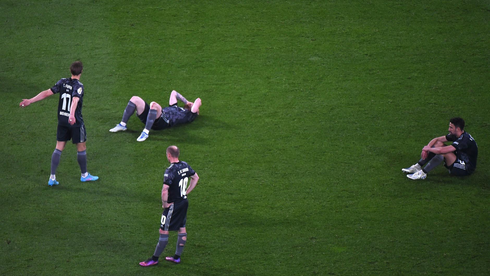 Wortwörtlich am Boden: Die Profis des 1. FC Union nach der späten 1:2-Pokalniederlage bei RB Leipzig.