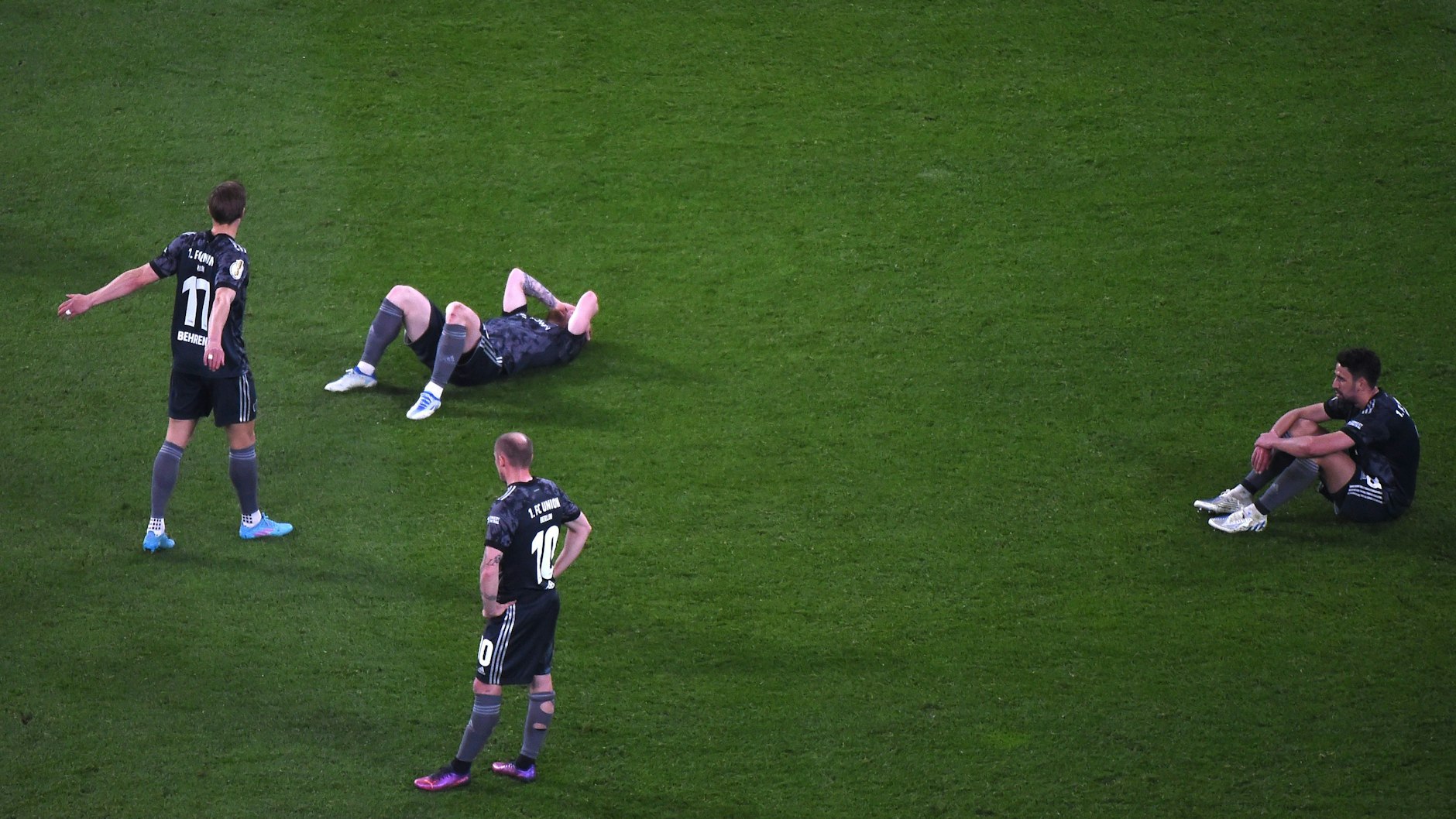 Wortwörtlich am Boden: Die Profis des 1. FC Union nach der späten 1:2-Pokalniederlage bei RB Leipzig.