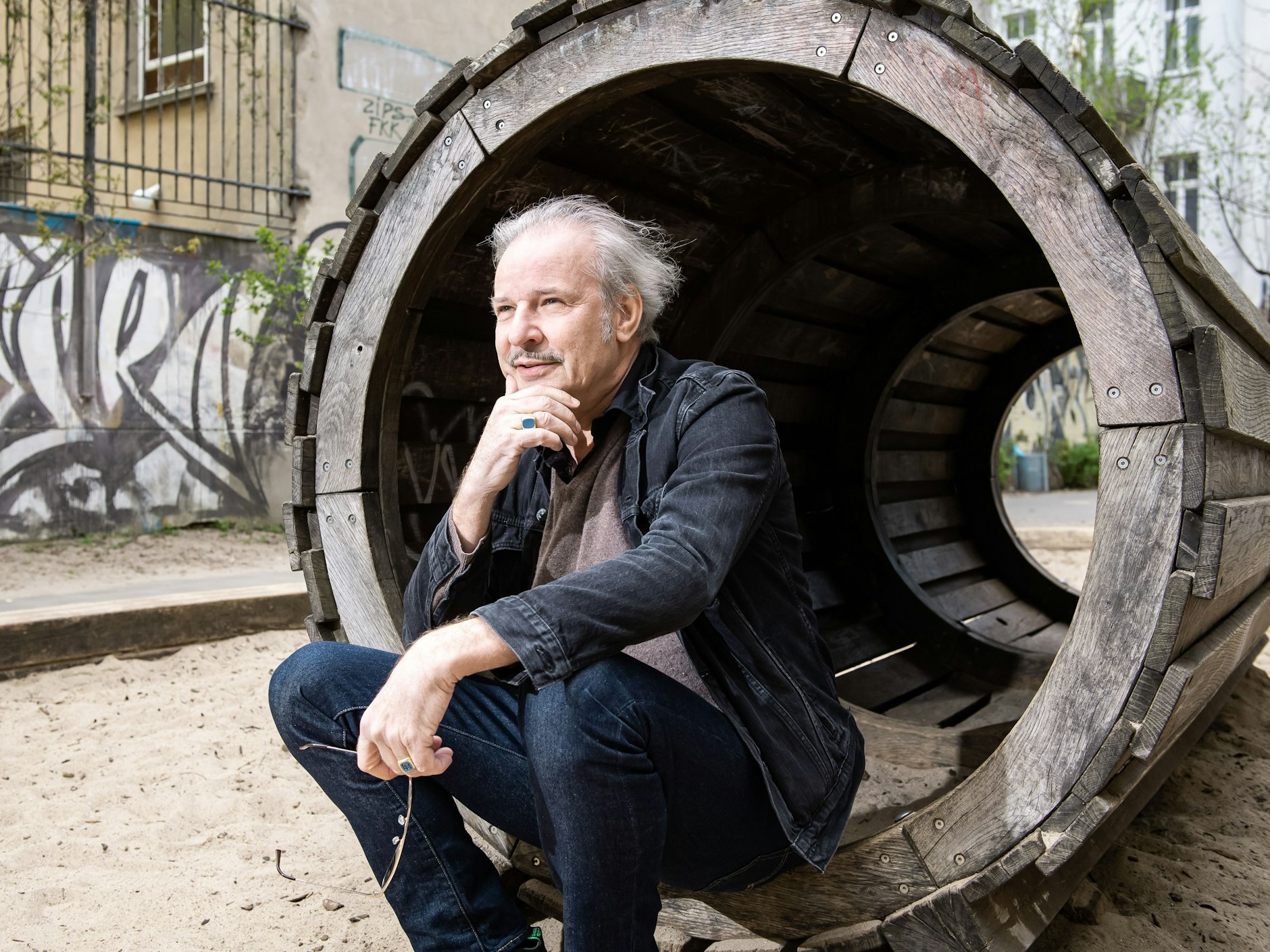 Leander Haußmann auf einem Spielplatz im LSD-Viertel.