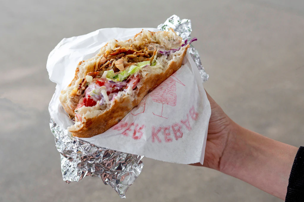 Neukölln: Mann bewirft Security-Mitarbeiterin mit Döner