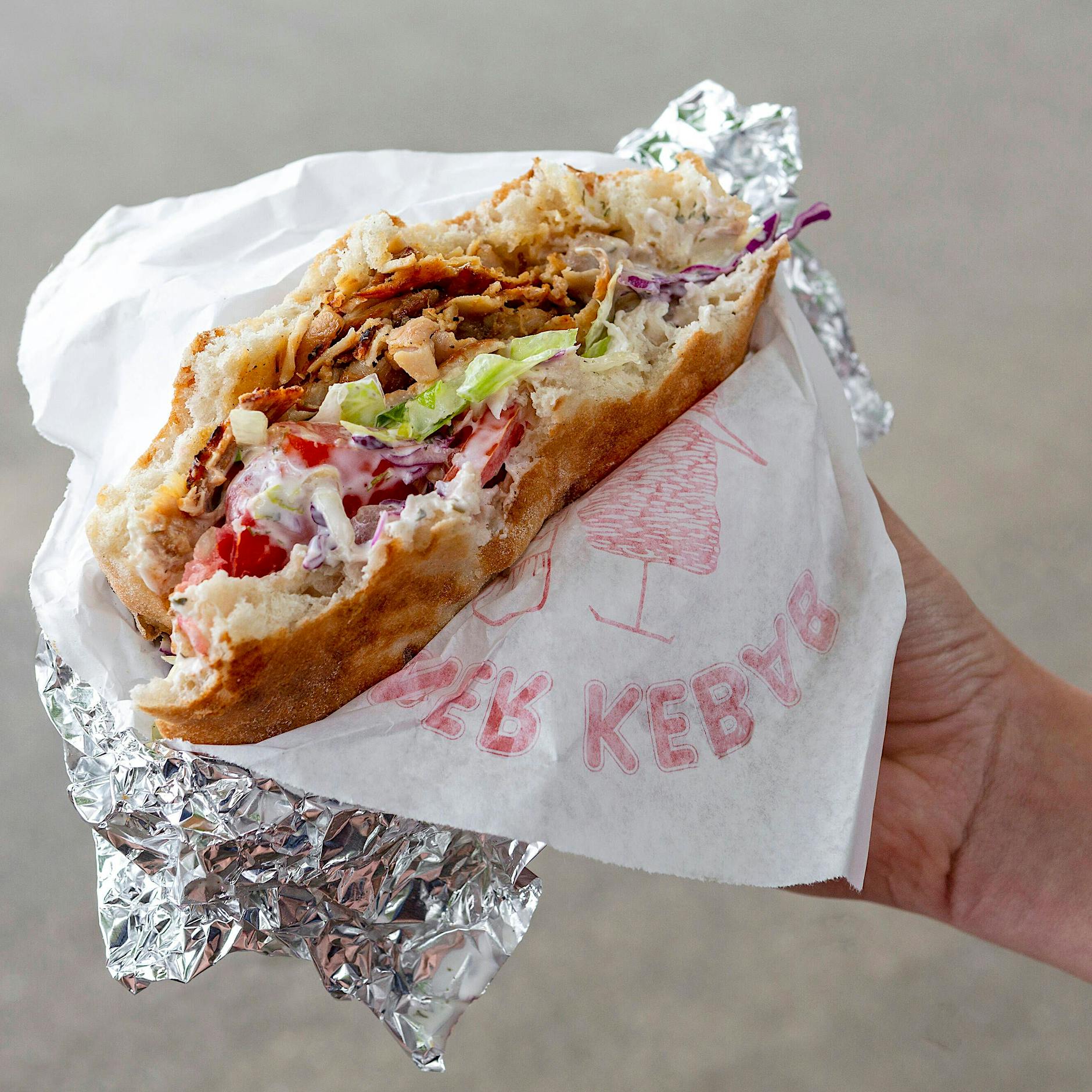 Neukölln: Mann bewirft Security-Mitarbeiterin mit Döner