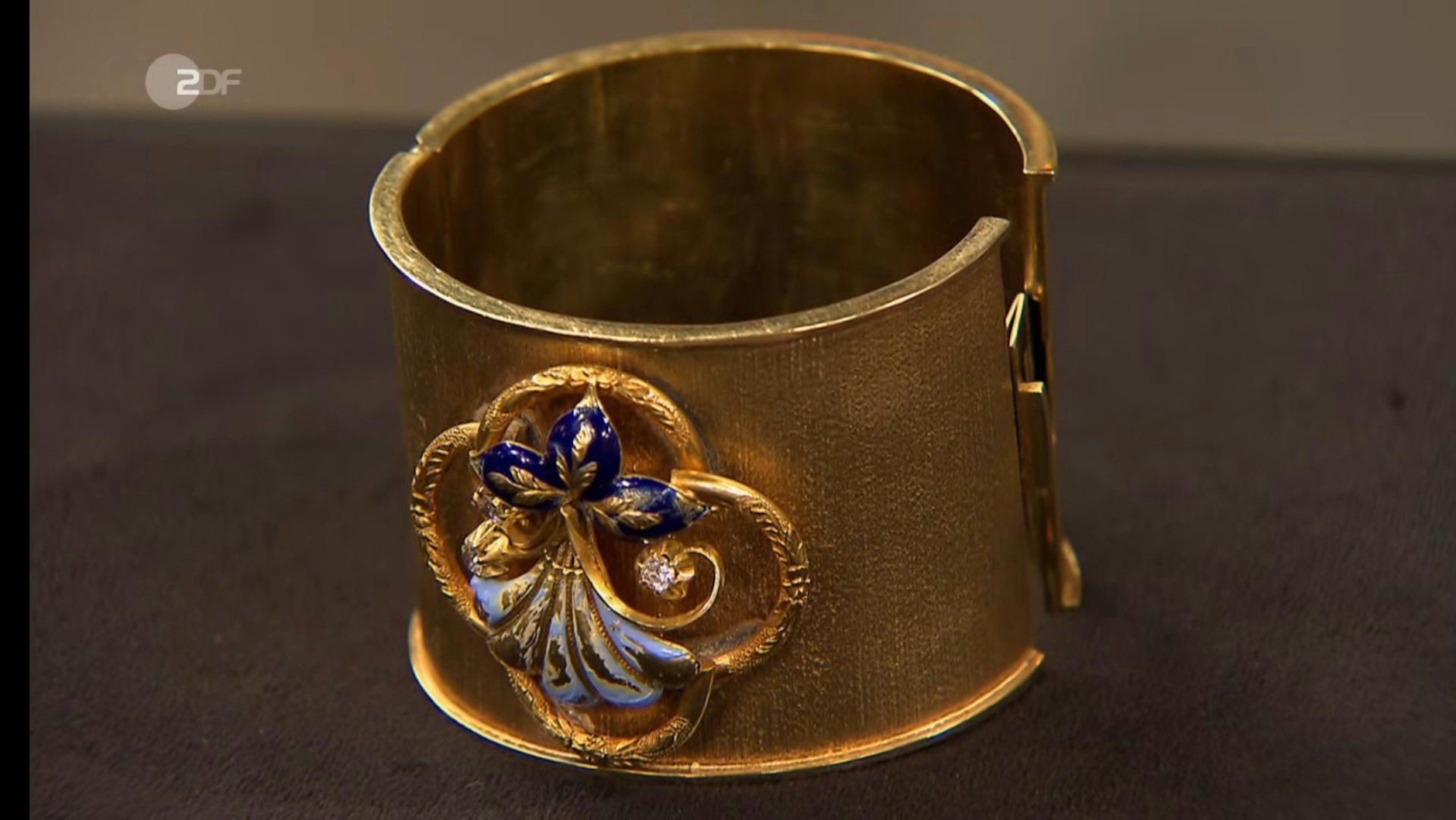 Der schöne Armreif weist leider große Schäden auf