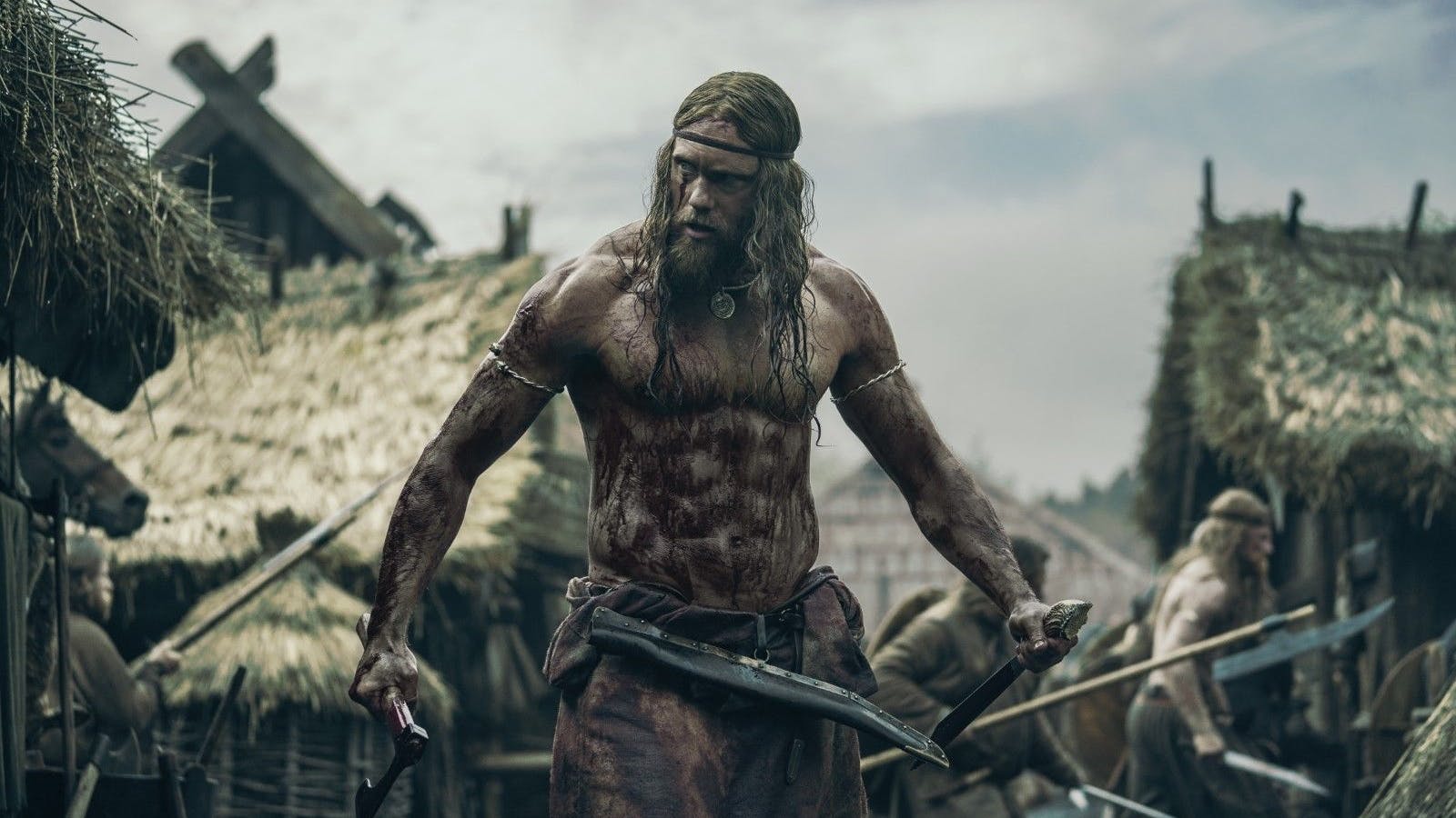 Der Schwede Alexander Skarsgård als – meistens wütender – Wikinger-Prinz Amleth, hier beim Überfall auf ein slawisches Dorf.