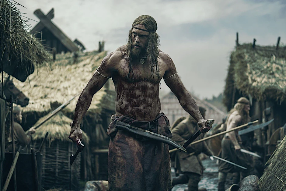 Der Schwede&nbsp;Alexander Skarsgård als – meistens wütender – Wikinger-Prinz Amleth, hier beim Überfall auf ein slawisches Dorf.