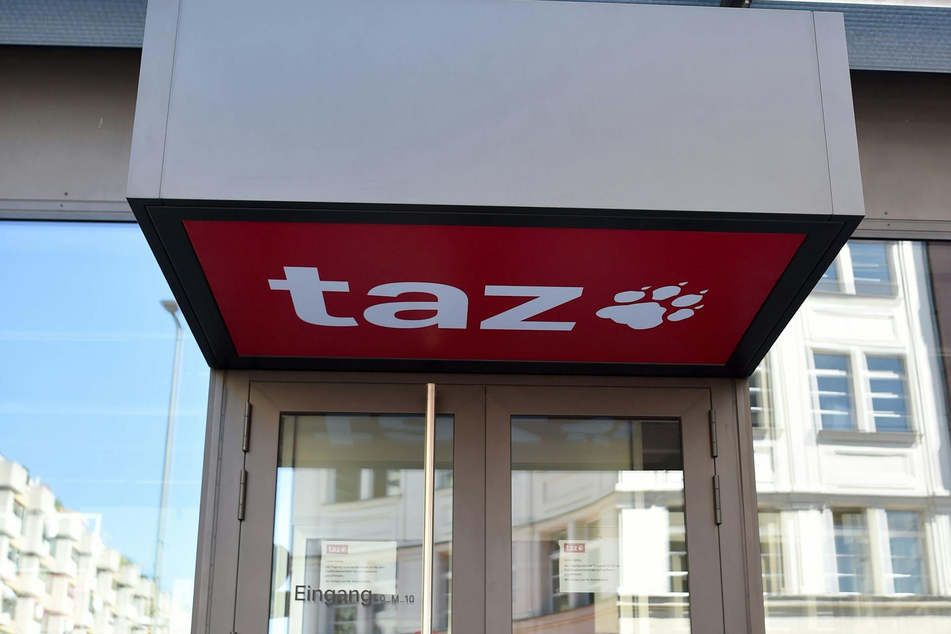 "taz"-Logo am Eingang des Redaktionsgebäudes in Berlin-Mitte.