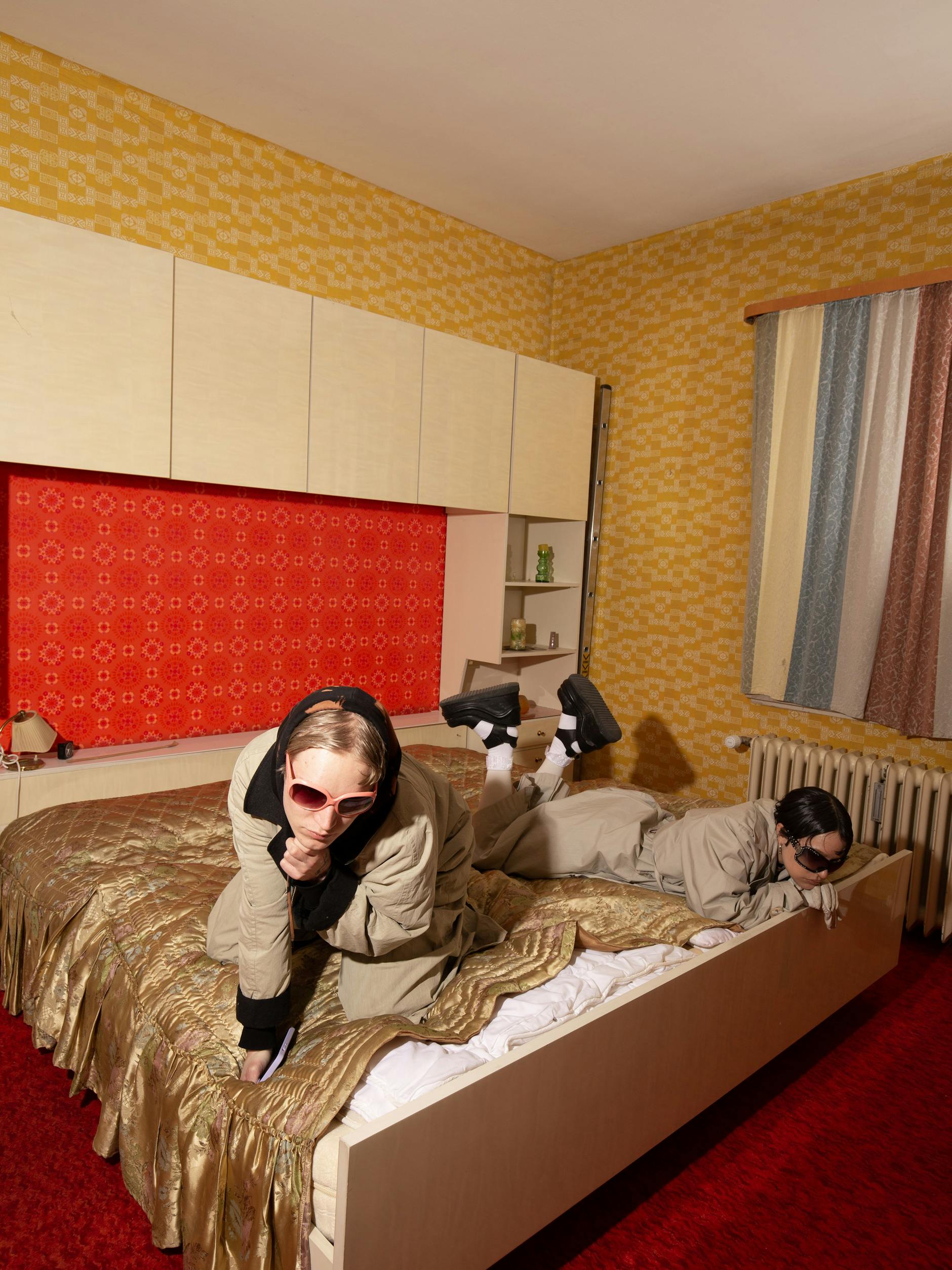 Der Partnerlook der Stunde: Oversized Sonnenbrille, Trenchcoat, Hoody und Plateaus. Für den Shoot haben Victoria und Theo ausnahmsweise mal keine Bomberjacken an.