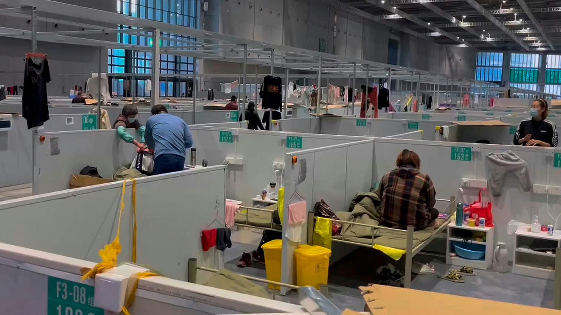 In Quarantäne-Lagern in Messehallen mussten positiv Getestete tagelang ausharren.