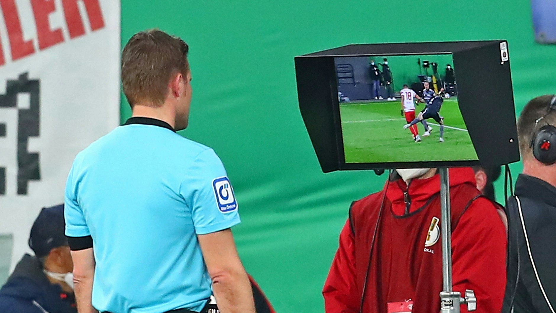 Schiedsrichter Felix Brych schaute sich die Szene auf dem TV-Monitor an und entschied auf Elfmeter für Leipzig.