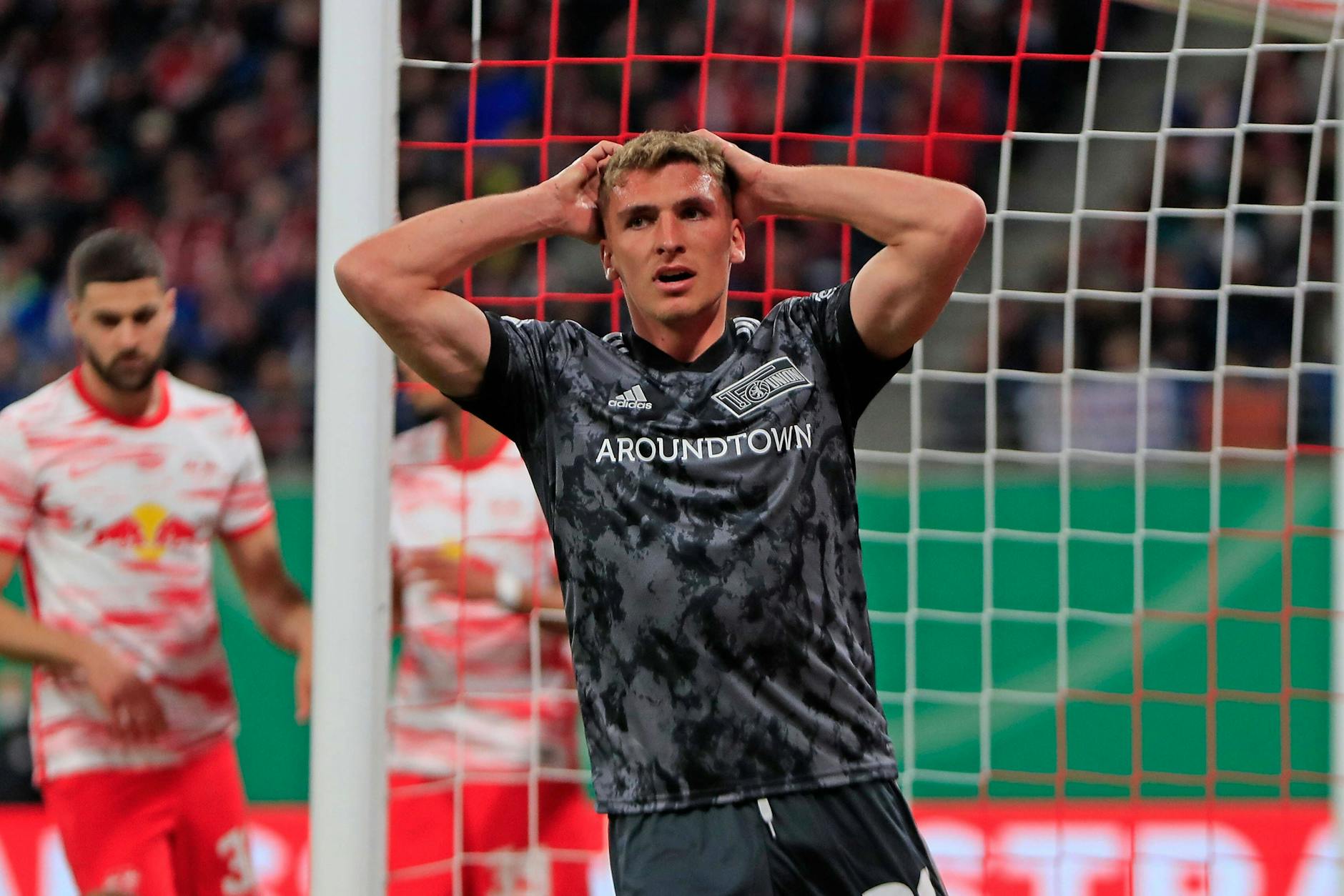 Unions Mittelfeldmann Grischa Prömel kann es nicht fassen: Der eiserne Traum vom Pokalfinale ist nach dem 1:2 bei RB Leipzig geplatzt.