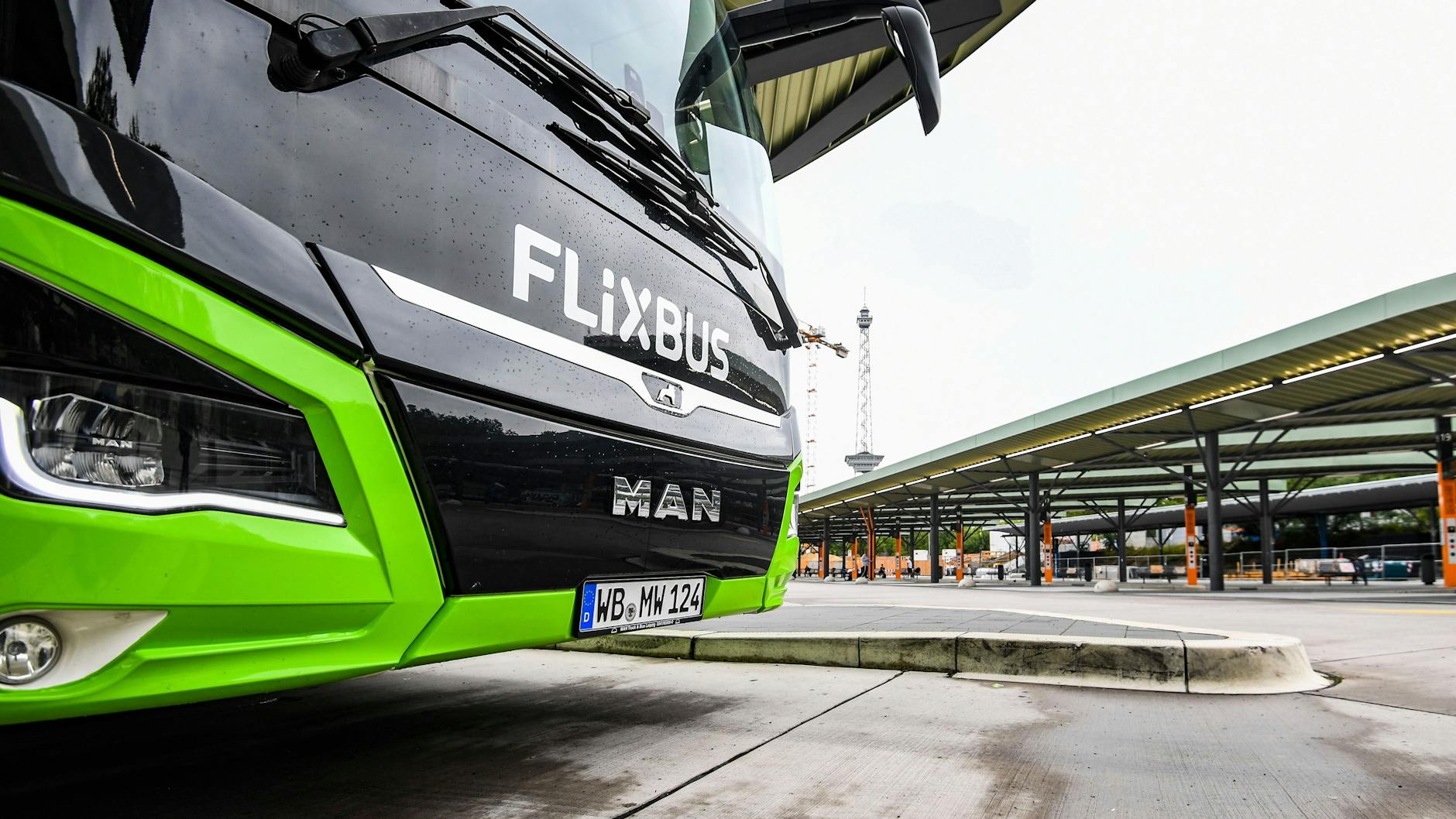Ein Flixbus am Zentralen Omnibusbahnhof, kurz ZOB, in Berlin. Er ist einer von drei möglichen Startpunkten in der Region für Reisen in die Ukraine.