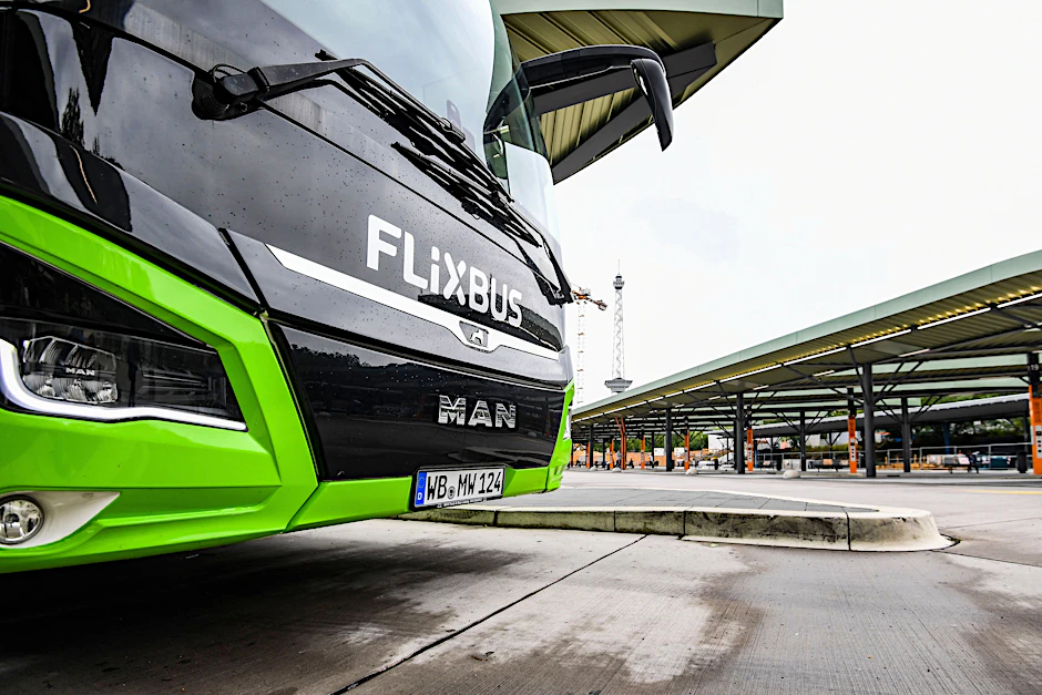 Ein Flixbus am Zentralen Omnibusbahnhof, kurz ZOB, in Berlin. Er ist einer von drei möglichen Startpunkten in der Region für Reisen in die Ukraine.