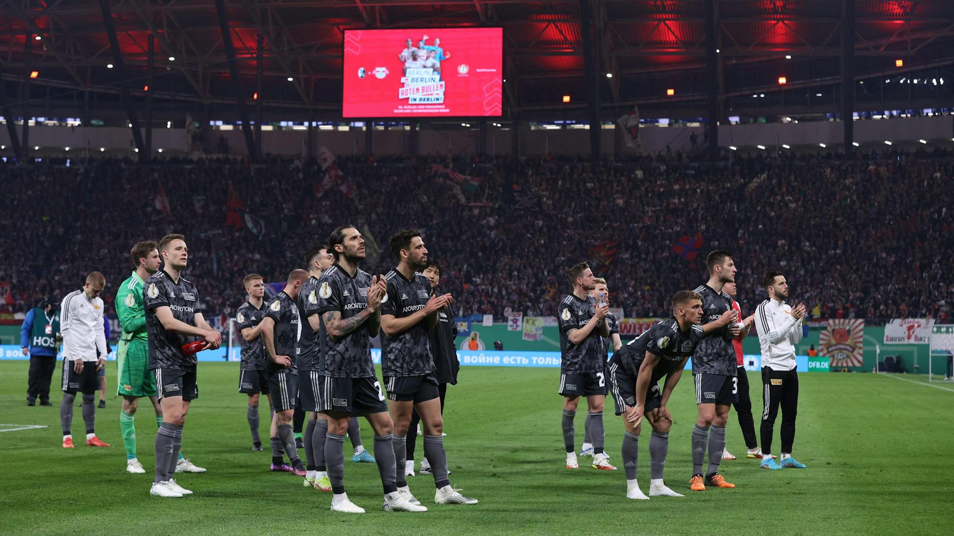 Enttäuscht, aber dankbar für die tolle Unterstützung der Fans: die Profis des 1. FC Union nach der 1:2-Pokalpleite in Leipzig.