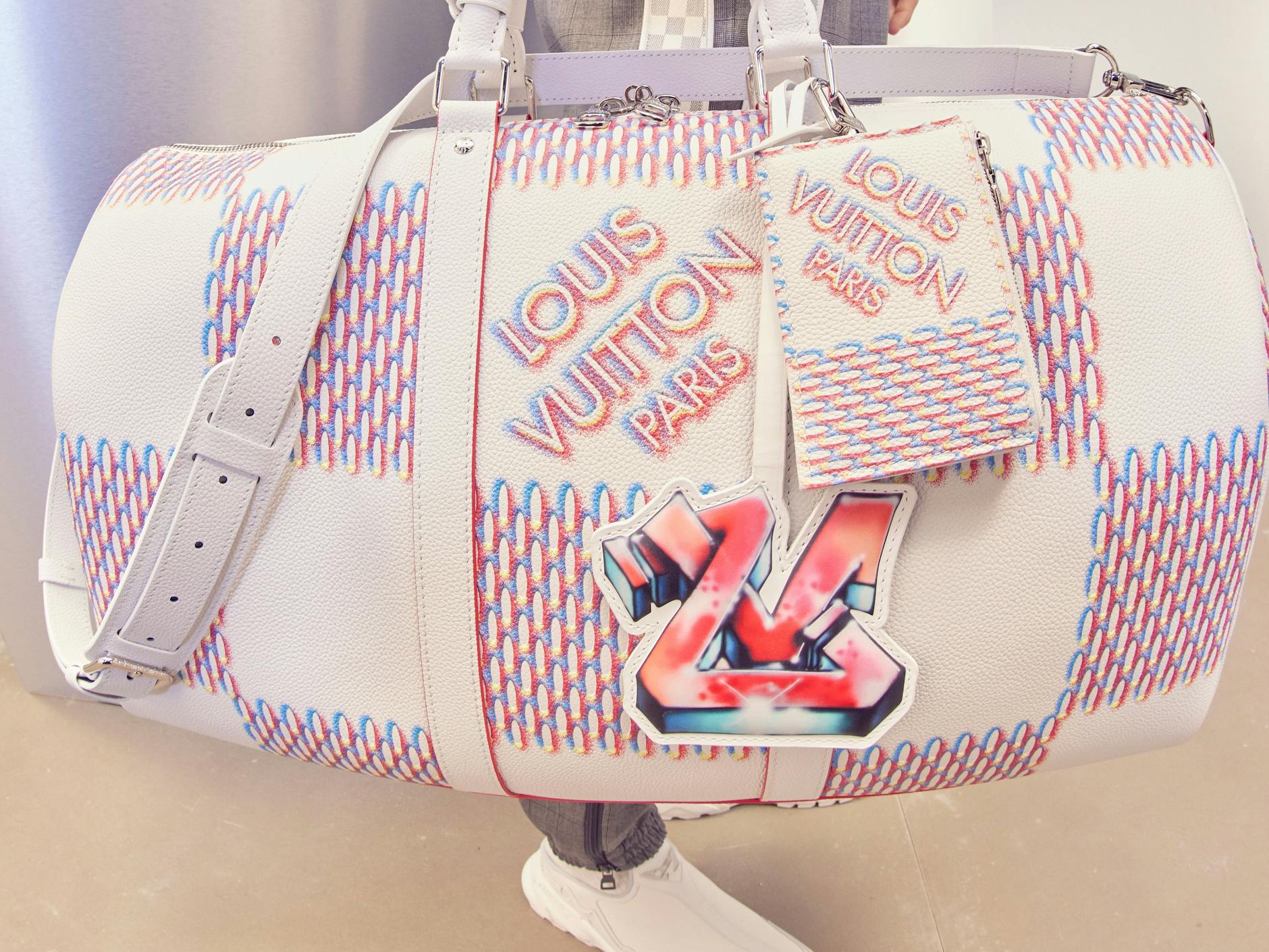Noch vom verstorbenen Louis-Vuitton-Kreativdirektor Virgil Abloh für den kommenden Herbst entworfen: eine Keepall mit überdimensioniertem Damier-Muster und LV-Logo im Graffiti-Style.
