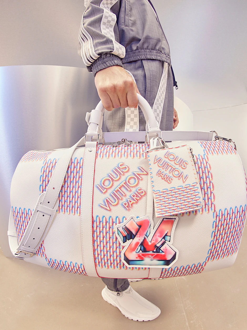 Noch vom verstorbenen Louis-Vuitton-Kreativdirektor Virgil Abloh für den kommenden Herbst entworfen: eine Keepall mit überdimensioniertem Damier-Muster und LV-Logo im Graffiti-Style.