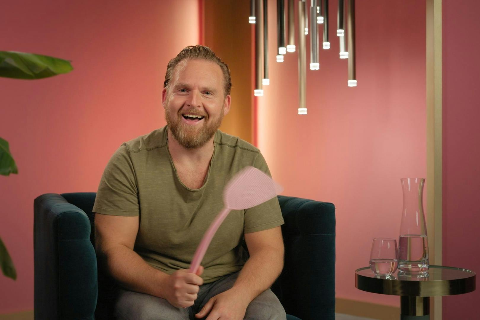 Axel Stein nahm eine Fliegenklatsche mit ins Studio von LOL - und verpasste sich Schläge, wenn er lachen musste.