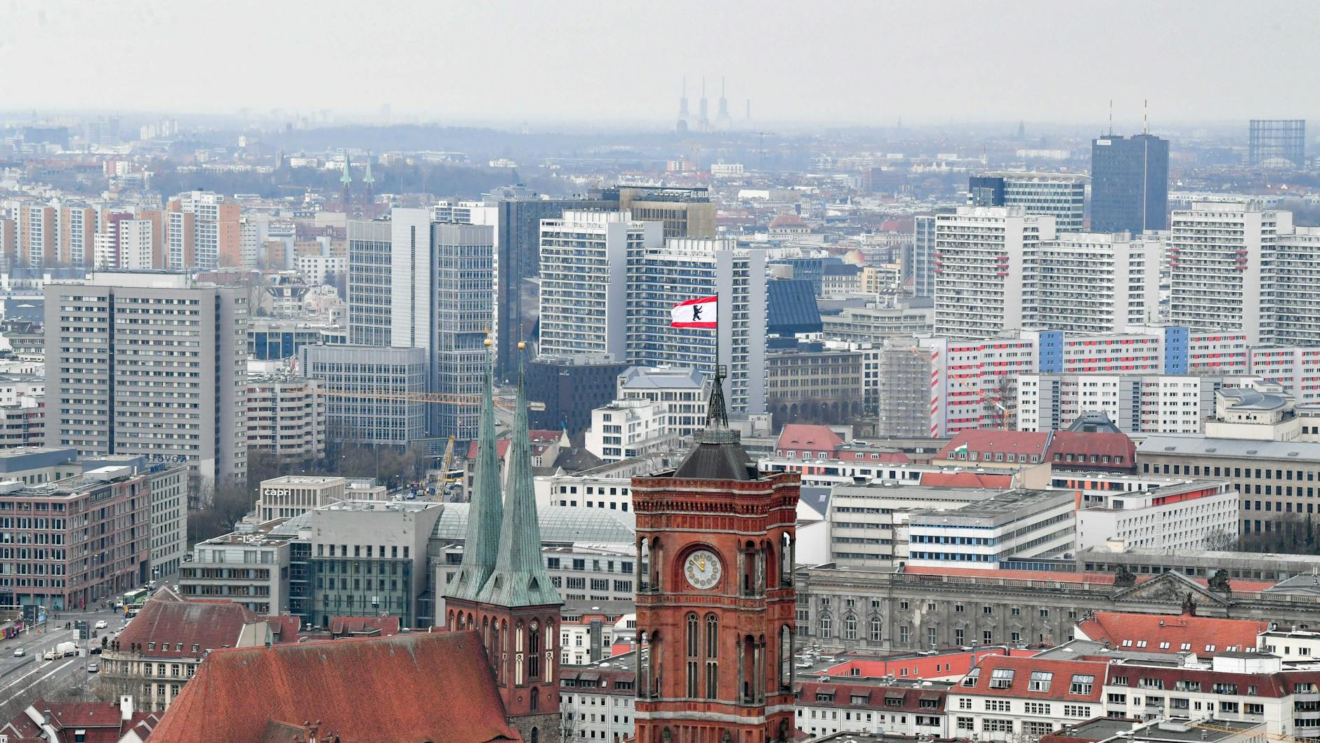 Hinter dem Roten Rathauses sind zahlreiche Wohnblocks zu sehen.