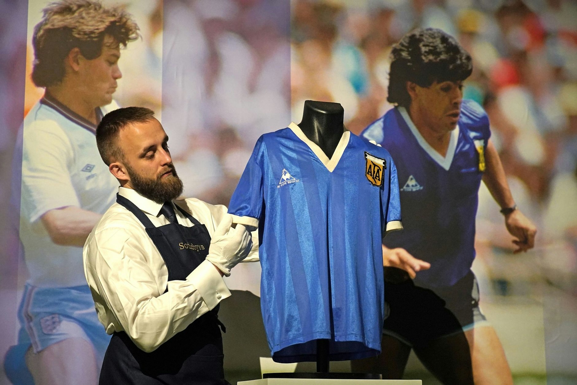 Das argentinische Nationaltrikot, das Diego Maradona im Viertelfinalspiel der WM 1986 in Mexiko trug, wird im Auktionshaus Sotheby' für Fotos ausgestellt. Foto: Jonathan Brady/PA Wire/dpa