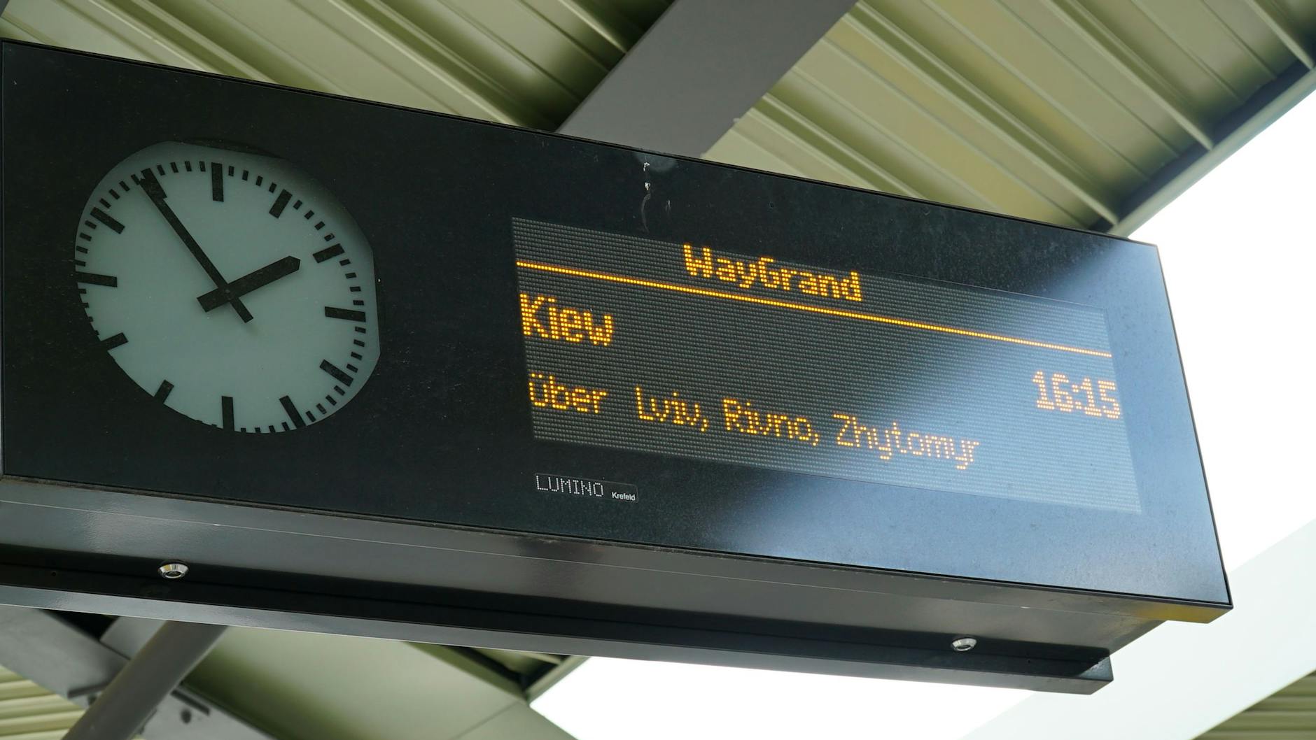 Anzeige am Bahnhof Berlin Südkreuz. Die Reisenden in die Ukraine müssen allerdings in Polen umsteigen.