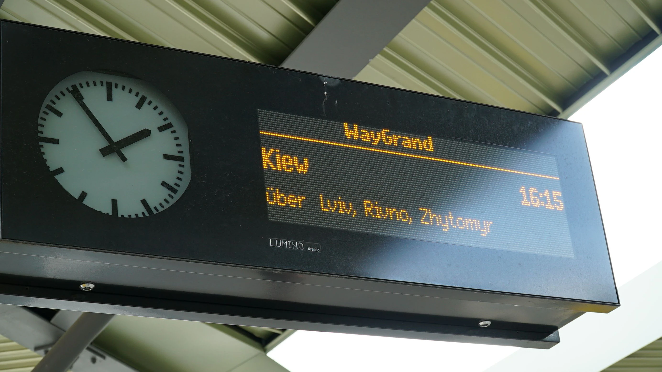Anzeige am Bahnhof Berlin Südkreuz. Die Reisenden in die Ukraine müssen allerdings in Polen umsteigen.