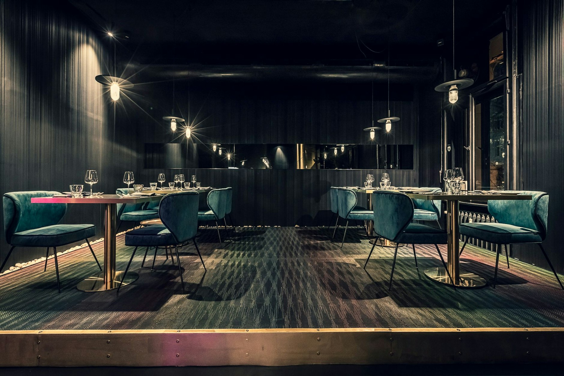 Lang wurde das 12seasons renoviert, nun dominieren Schwarz und die Showküche als Herzstück.