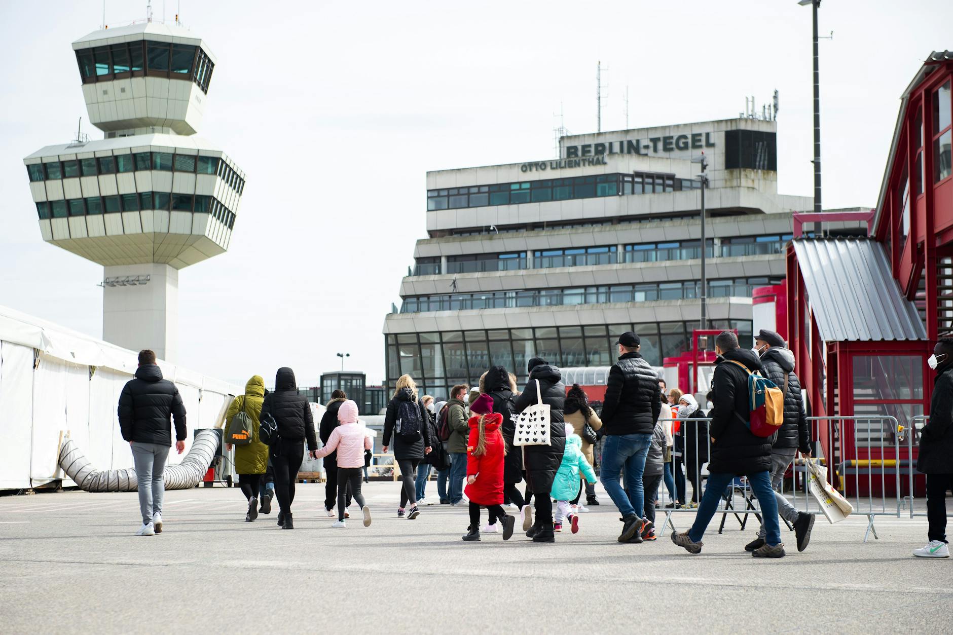 Flüchtlinge am ehemaligen Flughafen Tegel. Dort wohnen Tausende Geflüchtete schon seit Monaten in Notunterkünften – obwohl das Zentrum nie für diesen Zweck gedacht war.