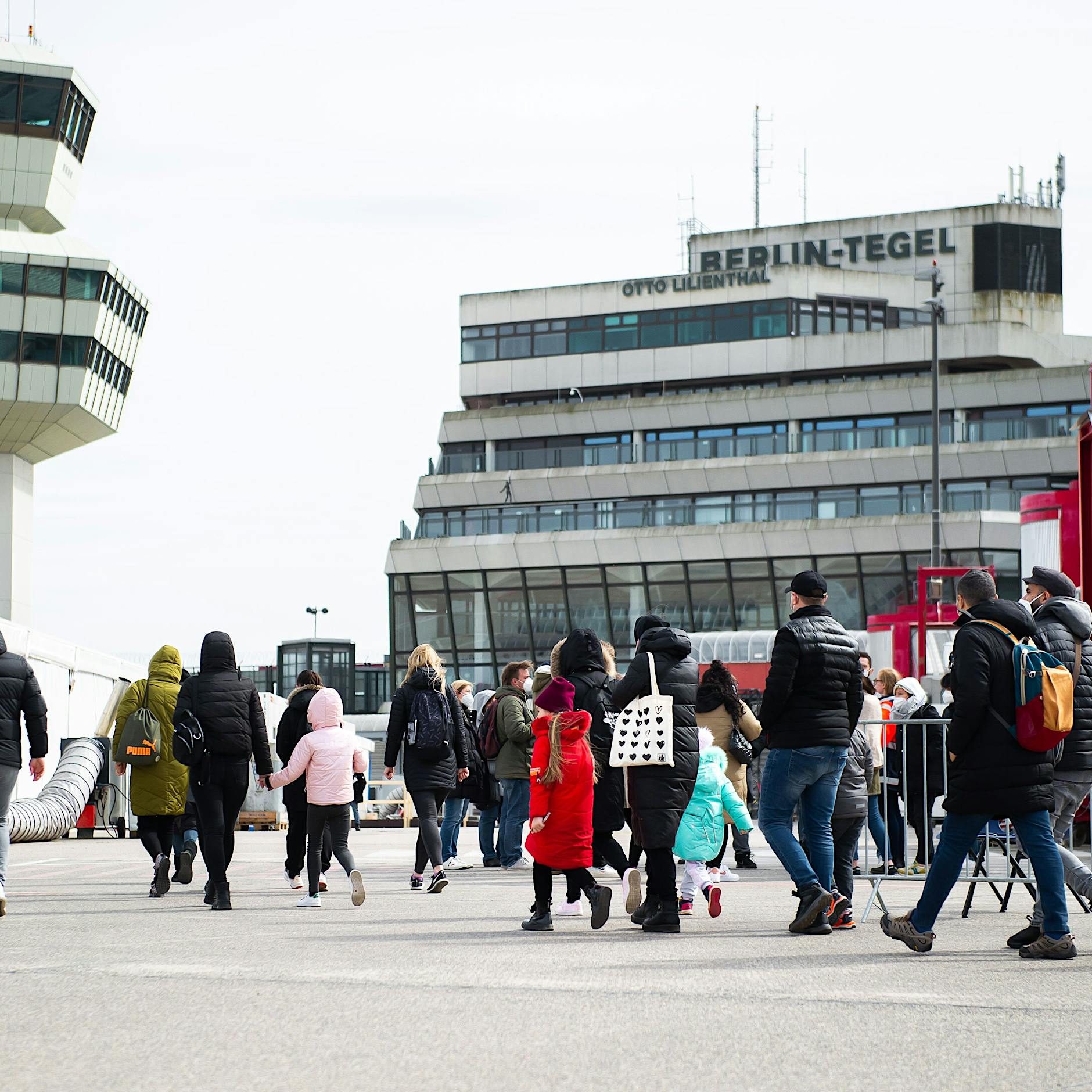 Flüchtlingsorganisationen fordern Schließung der Notunterkunft am Flughafen Tegel