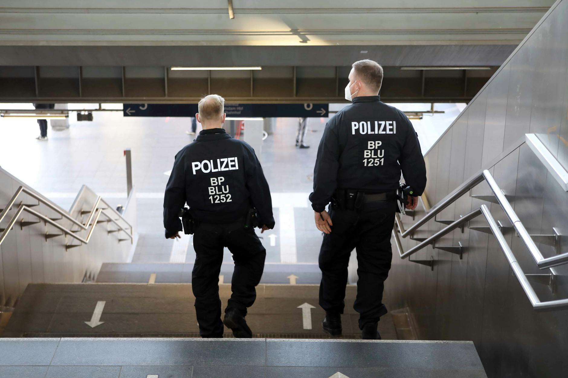 Bundespolizisten gehen im Bahnhof Ostkreuz zu einem Bahnsteig (Symbolbild). 