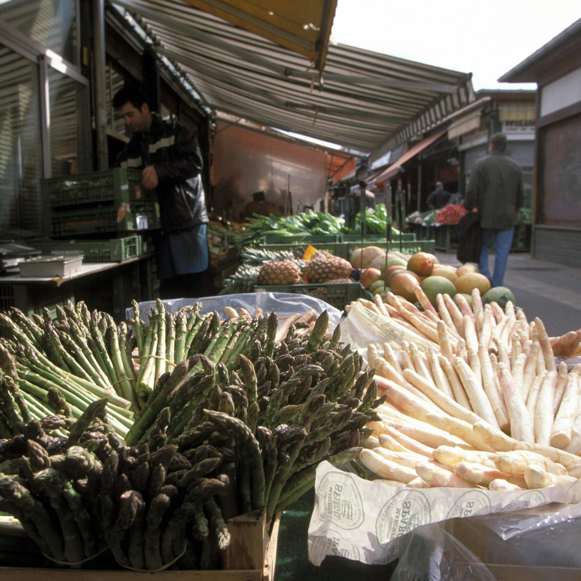 Auch auf dem Naschmarkt in Wien gibt es Spargel zu kaufen: Unsere südlichen Nachbarn sind fast genauso versessen drauf wie wir.