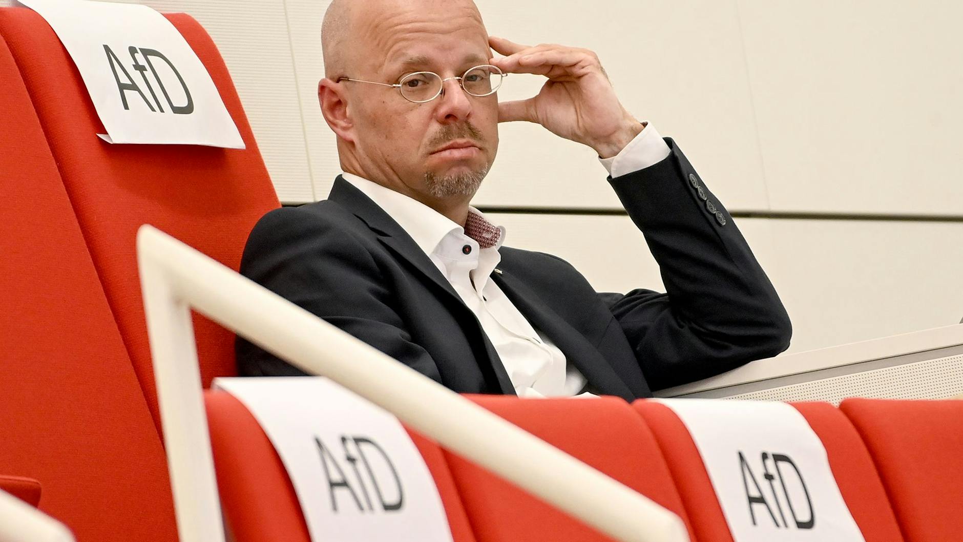 Dieser Blick! Andreas Kalbitz verfolgt auf der Tribüne im Brandenburger Landtag eine Sitzung des Parlaments.