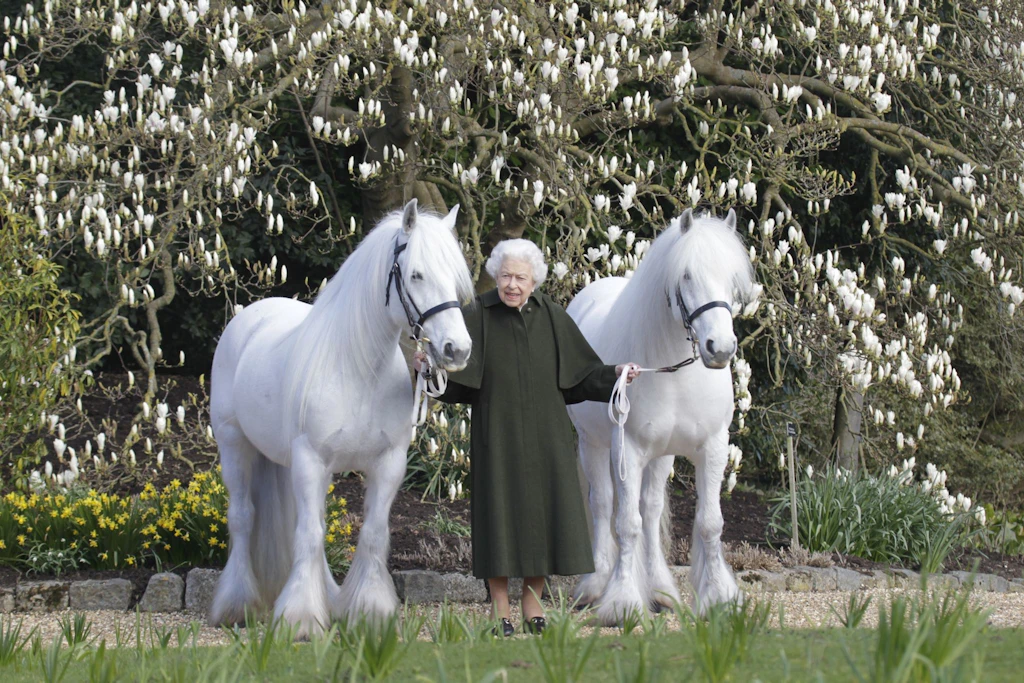 Neues Queen-Foto zum 96. Geburtstag veröffentlicht – DAS soll der Schnappschuss aussagen