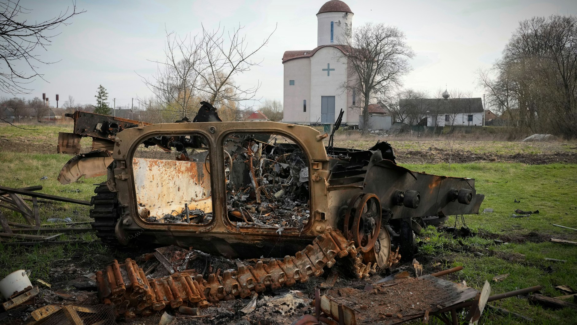 Ein zerstörtes russisches Militärfahrzeug in Lypivka.