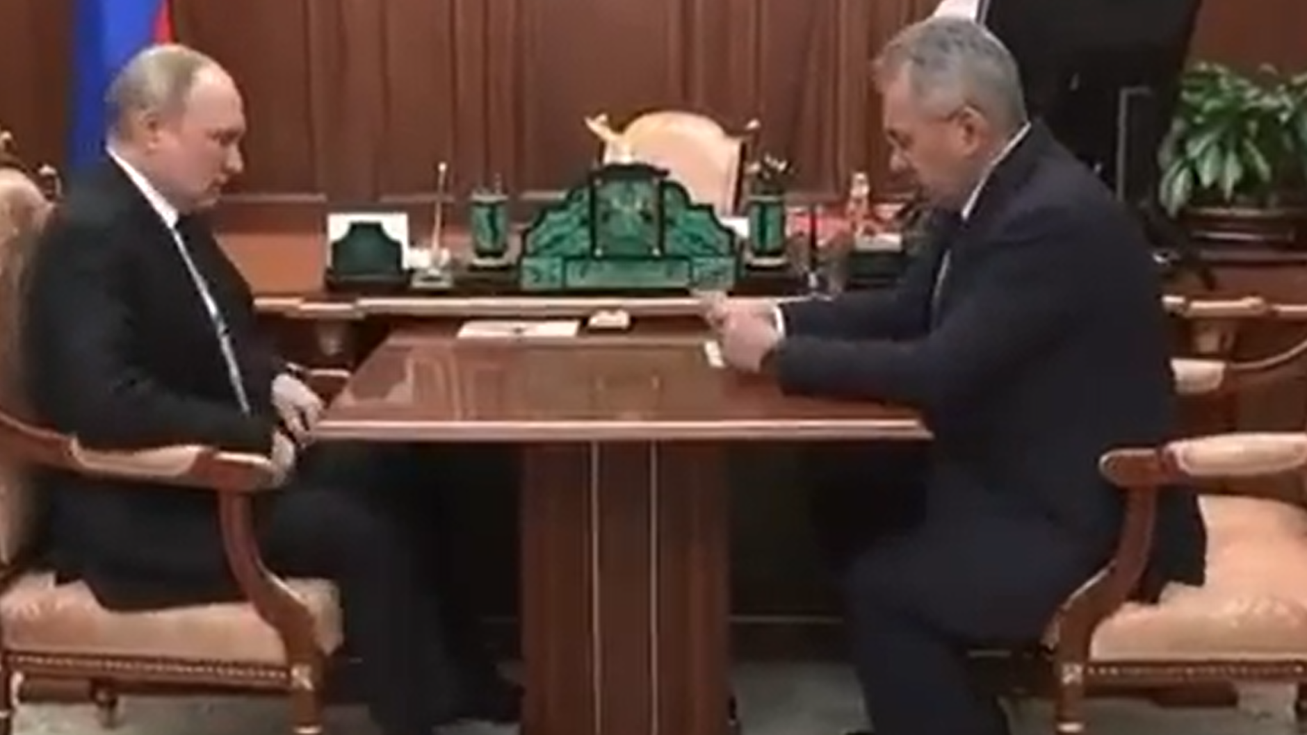 Putin traf Verteidigungsminister Schoigu am Morgen live vor Fernsehkameras.