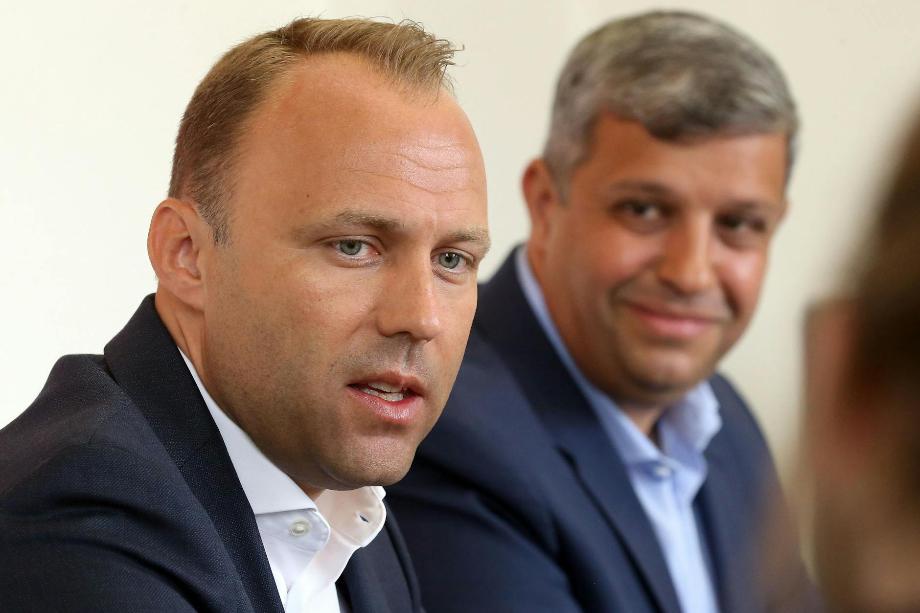 Raed Saleh (r.), Berliner SPD-Fraktionsvorsitzender, und Mario Czaja, Berliner FDP-Chef, geben im Berliner Abgeordnetenhaus ein Interview zur Absenkung des Wahlalters.