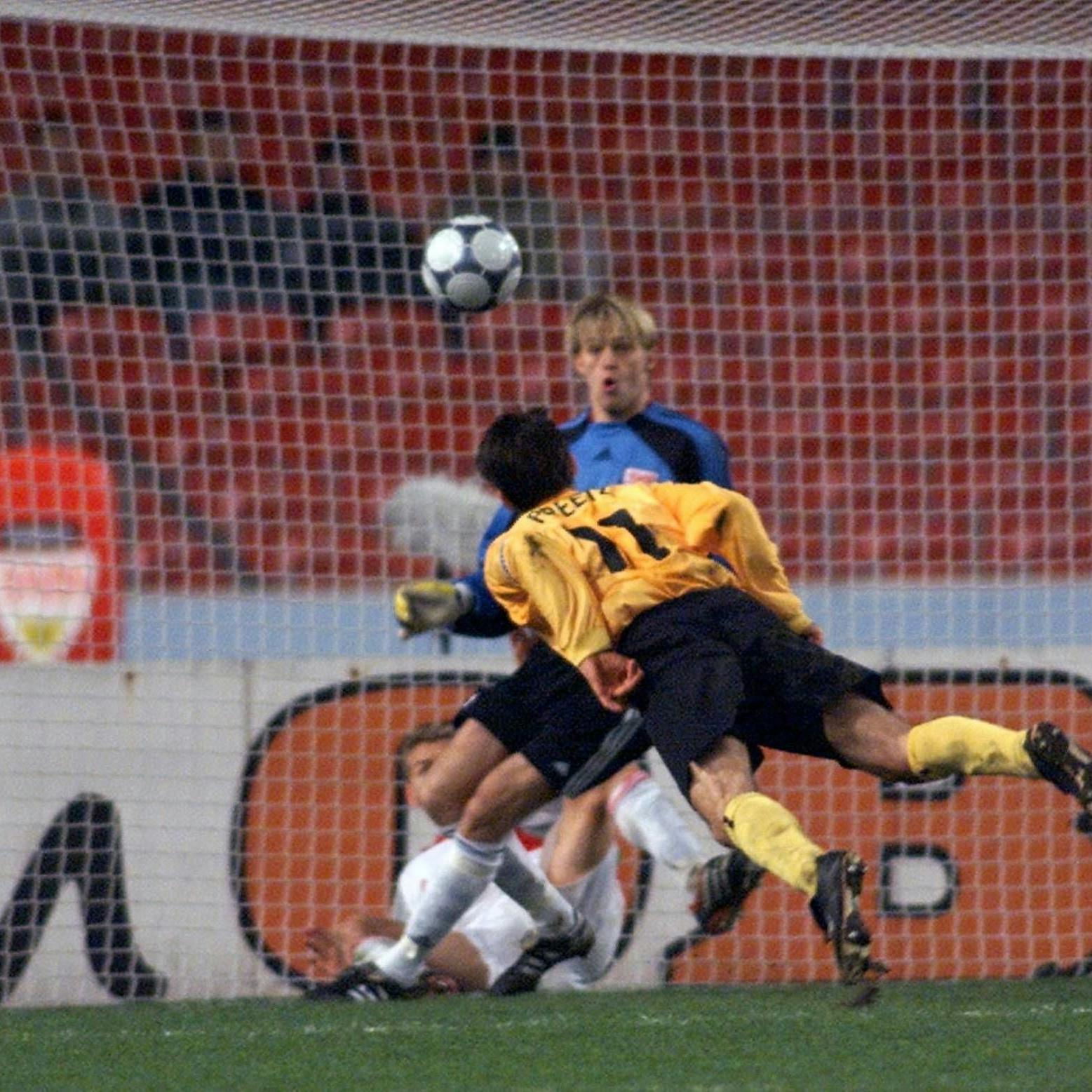 18. Februar 2001: Herthas Michael Preetz trifft per Flugkopfball zum 1:0 beim VfB Stuttgart. Danach war Trainer Ralf Rangnick seinen Job bei den Schwaben los.