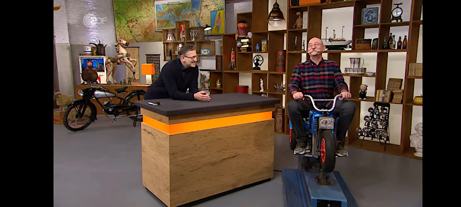 Da kommt das Kind in Horst Lichter heraus, als er das Schaukel-Motorrad in der neuesten „Bares für Rares“ Folge erblickt.