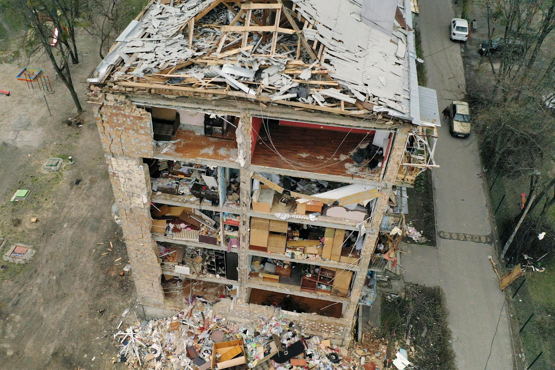 Ein durch einen Raketenangriff zerstörter Wohnblock in Vinograda in der Ukraine.