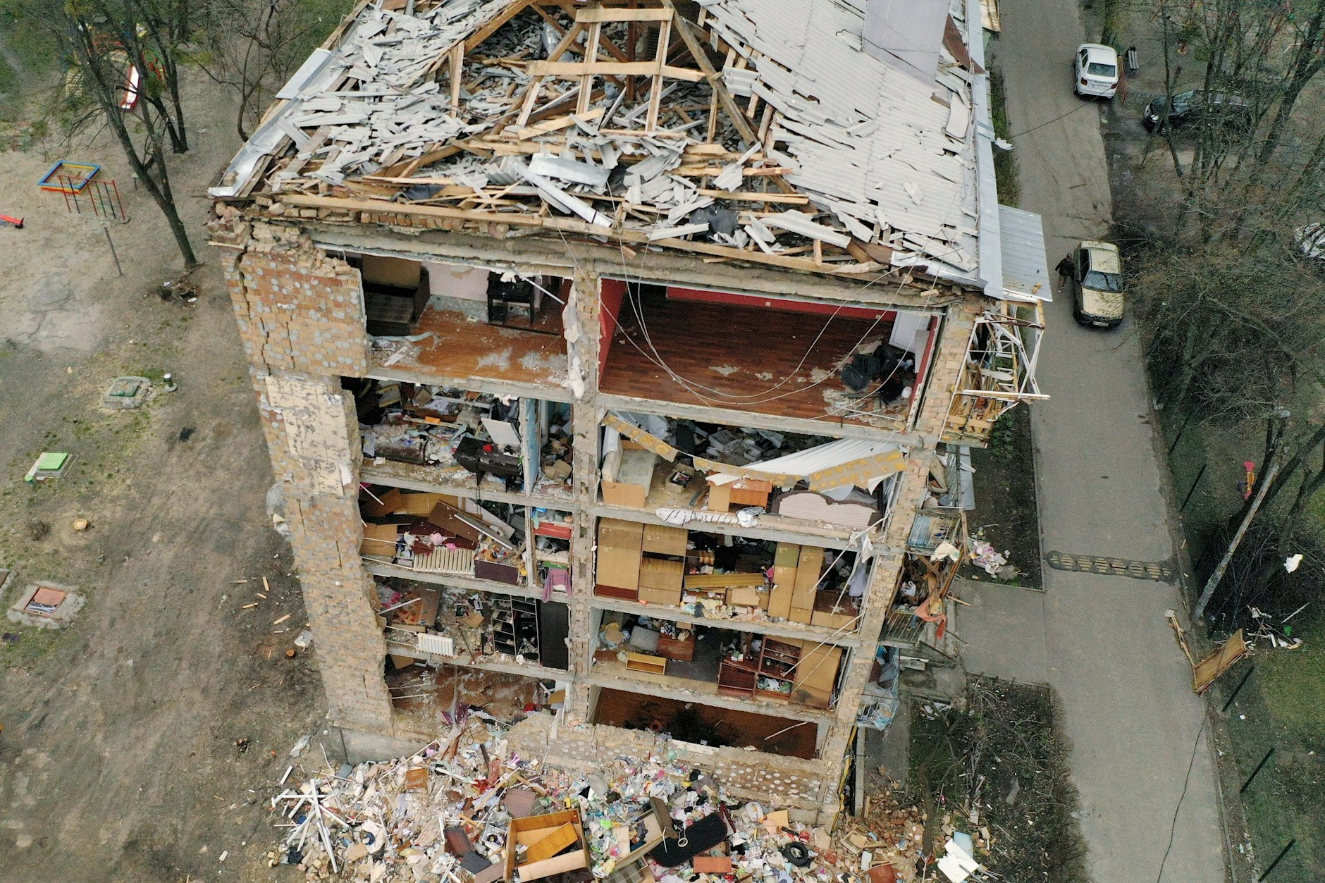Ein durch einen Raketenangriff zerstörter Wohnblock in Vinograda in der Ukraine.