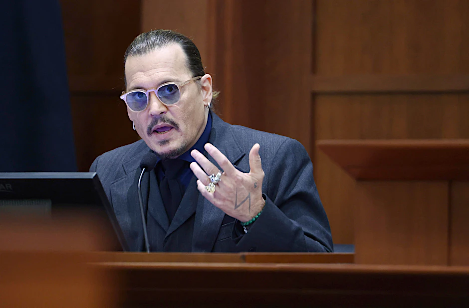 Hollywood-Schauspieler Johnny Depp sagt vor Gericht im Zeugenstand aus.