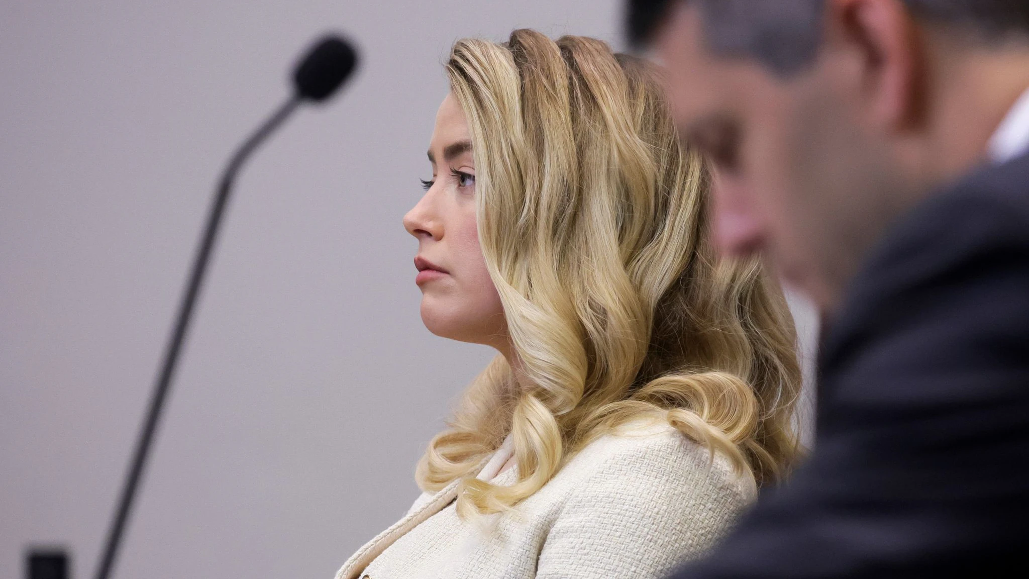 Schauspielerin Amber Heard lauscht im Gericht den Worten von Johnny Depp.