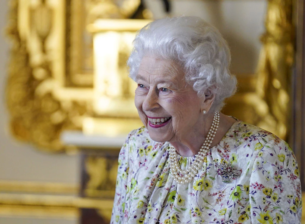Die Queen gibt’s jetzt als Barbie. SO sieht die Miniatur-Majestät aus