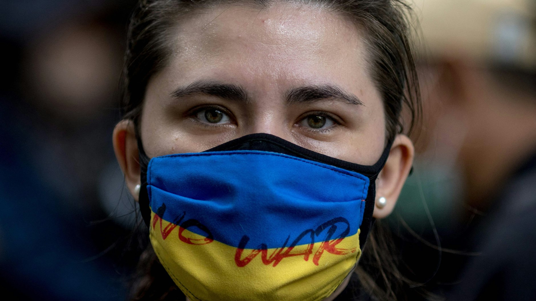 Eine Demonstrantin protestiert gegen den Ukraine-Krieg.