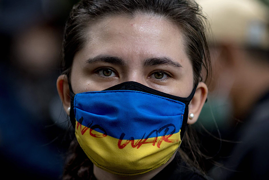 Eine Demonstrantin protestiert gegen den Ukraine-Krieg.