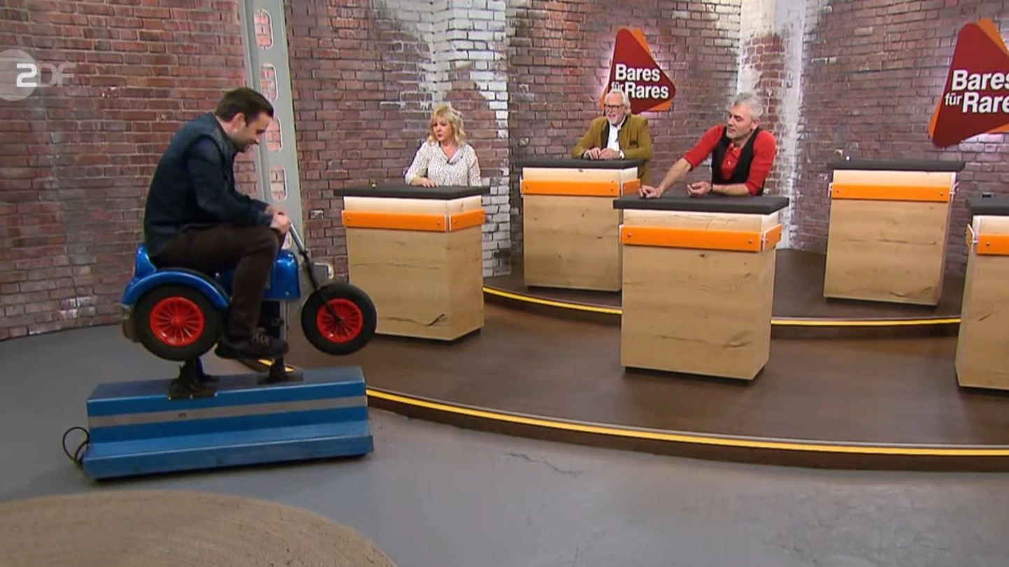 „Bares für Rares“-Händler David kann genauso wenig die Finger vom Schaukel-Motorrad lassen wie Horst Lichter.