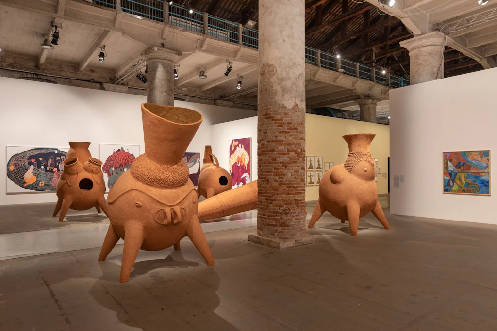 Surrealismus, Feminismus, Kriegskritik: Die Biennale in Venedig ist zurück!