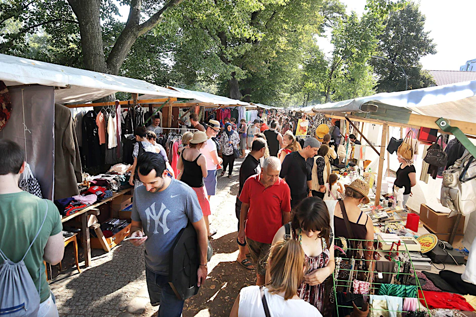 Gucken und Stöbern: Blick auf einen Berliner Flohmarkt.