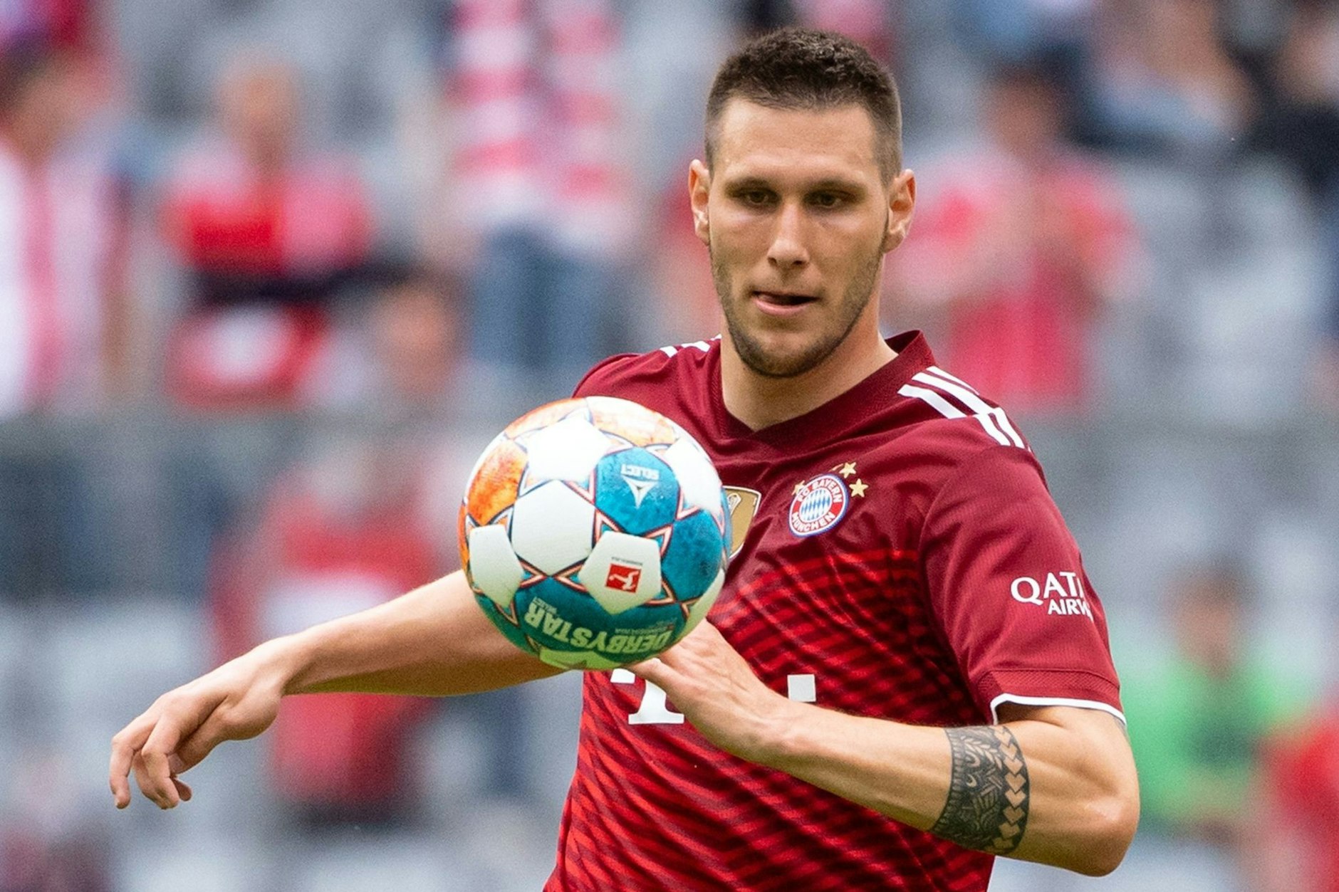 Prominenter Seitenwechsler beim deutschen Clásico Bayern München gegen Borussia Dortmund: Niklas Süle am Ball.