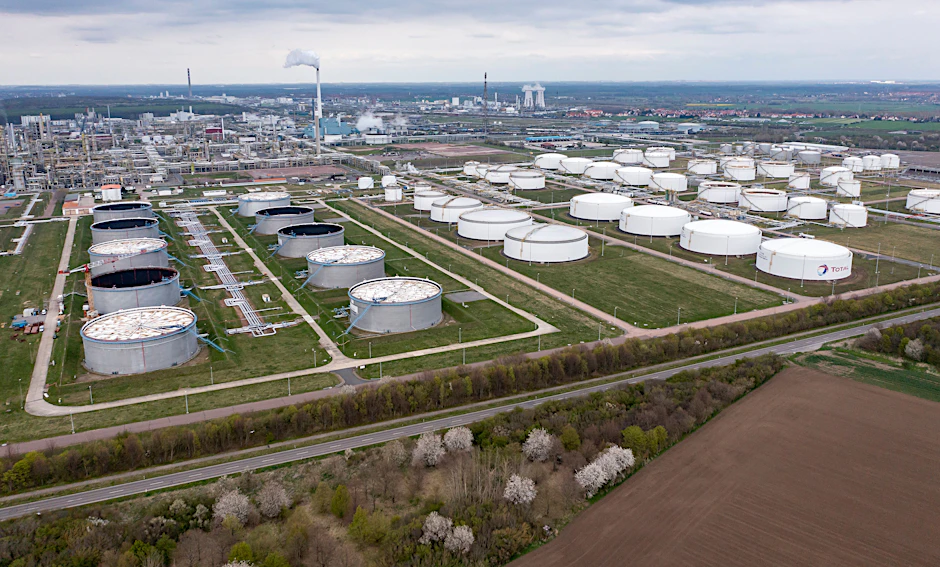 Die Leuna-Raffinerie in Sachsen-Anhalt verarbeitet bisher zwölf Millionen Tonnen Rohöl aus Russland pro Jahr, um daraus Kraftstoffe wie Benzin und Diesel sowie chemische Grundstoffe wie Methanol herzustellen.
