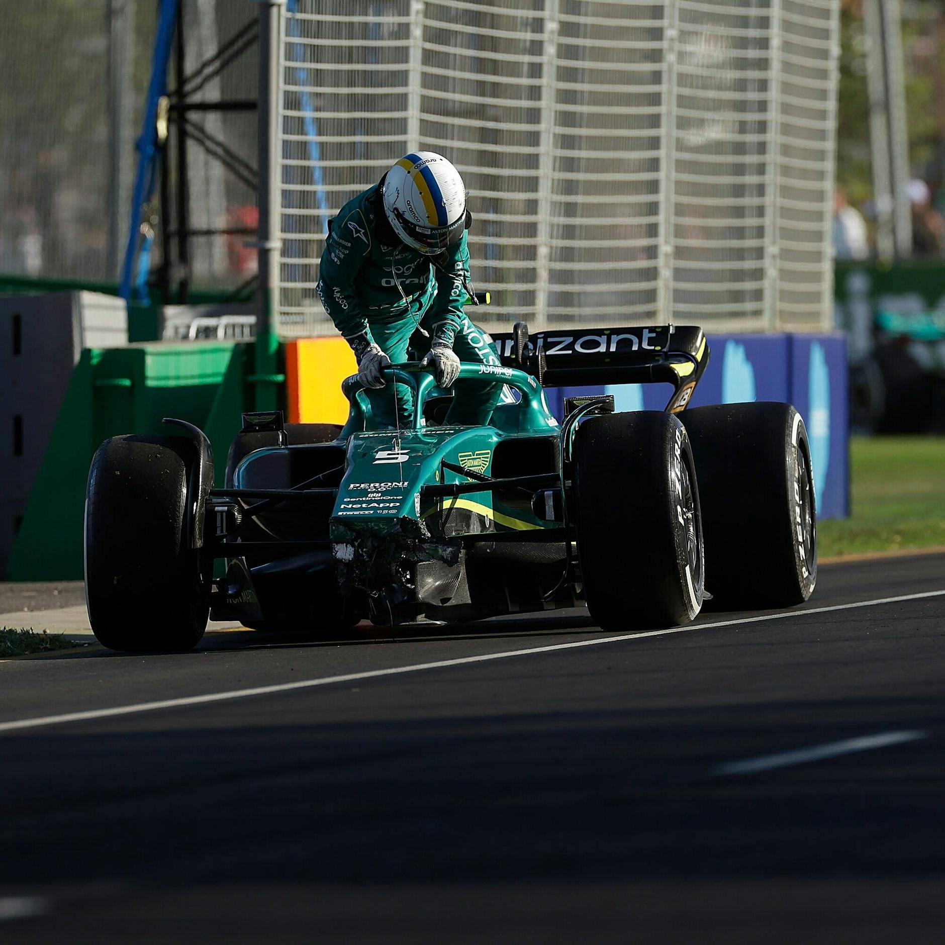 In Melbourne musste Sebastian Vettel aus seiner grünen Gurke vorzeitig aussteigen.