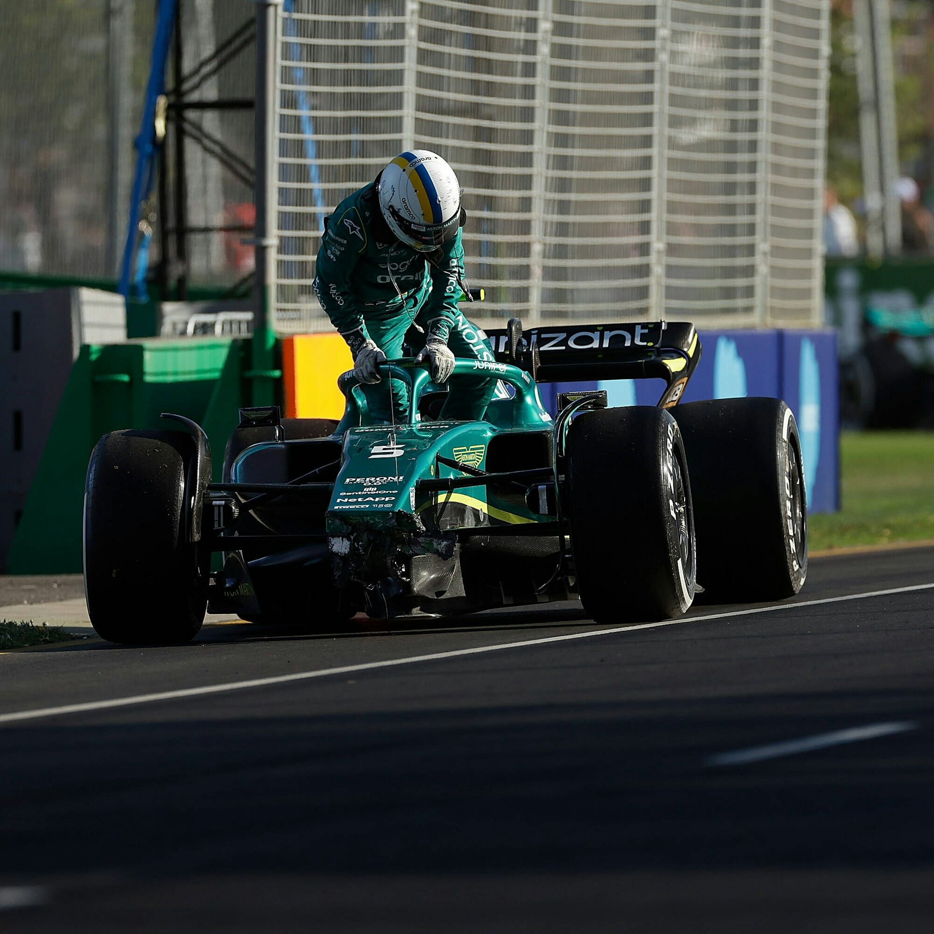 In Melbourne musste Sebastian Vettel aus seiner grünen Gurke vorzeitig aussteigen.
